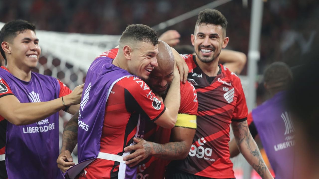 Thiago Heleno comemora gol, mas árbitro anula Thiago Heleno comemora gol, mas árbitro anula