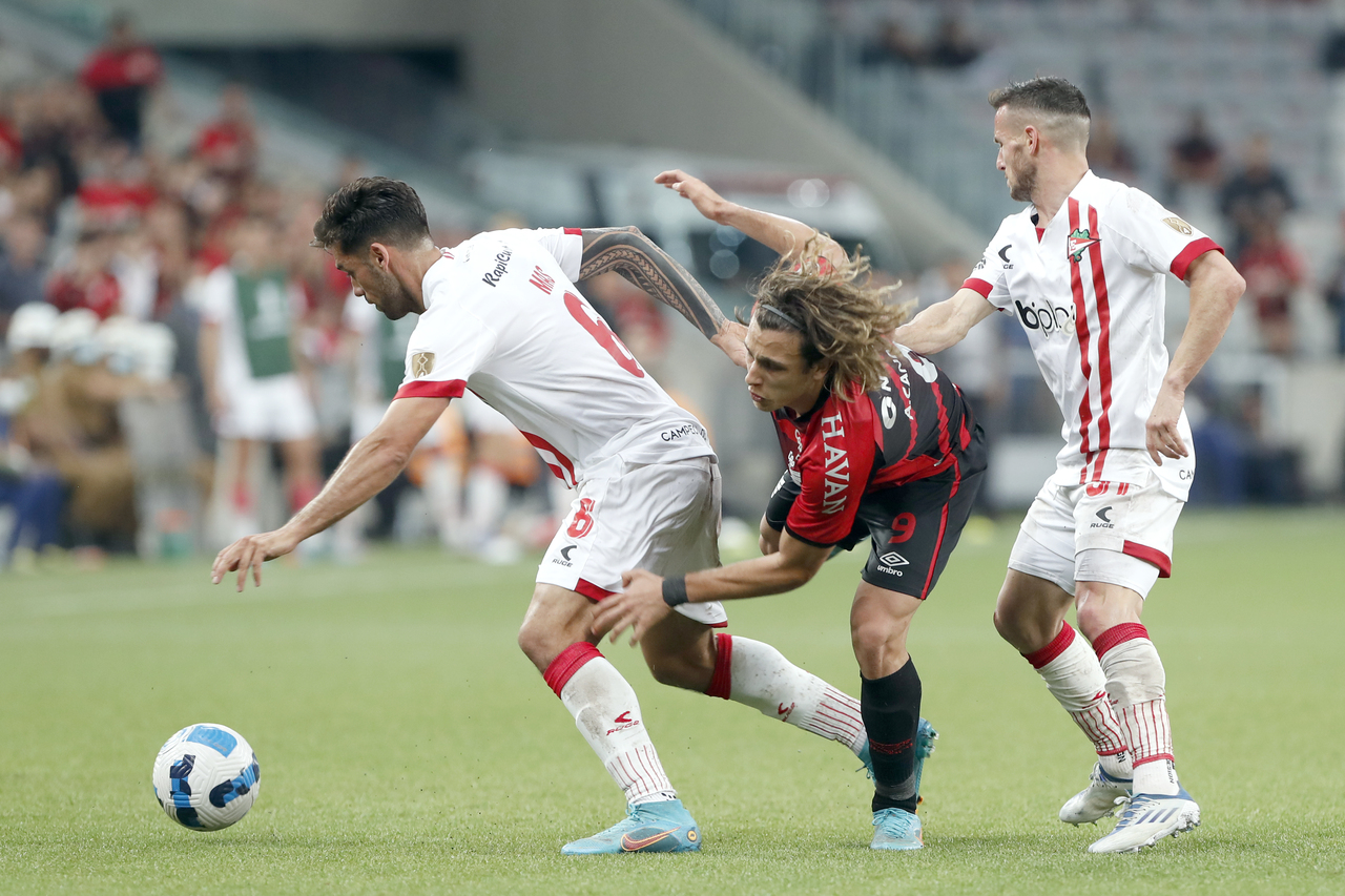 Ataque titular do Athletico deixou a desejar.