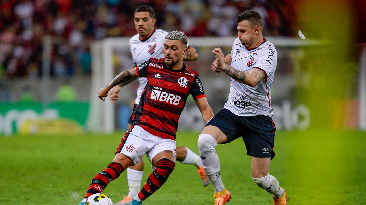 Arrascaeta pode pegar até seis jogos de suspensão.