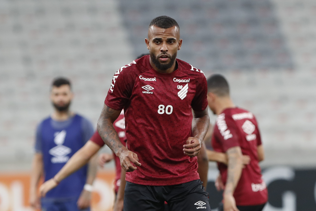 Alex Santana entra no lugar do suspenso Fernandinho