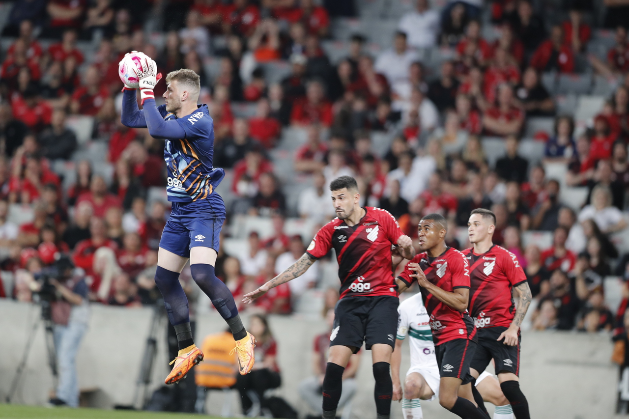 Bento se firmou com boas defesas.