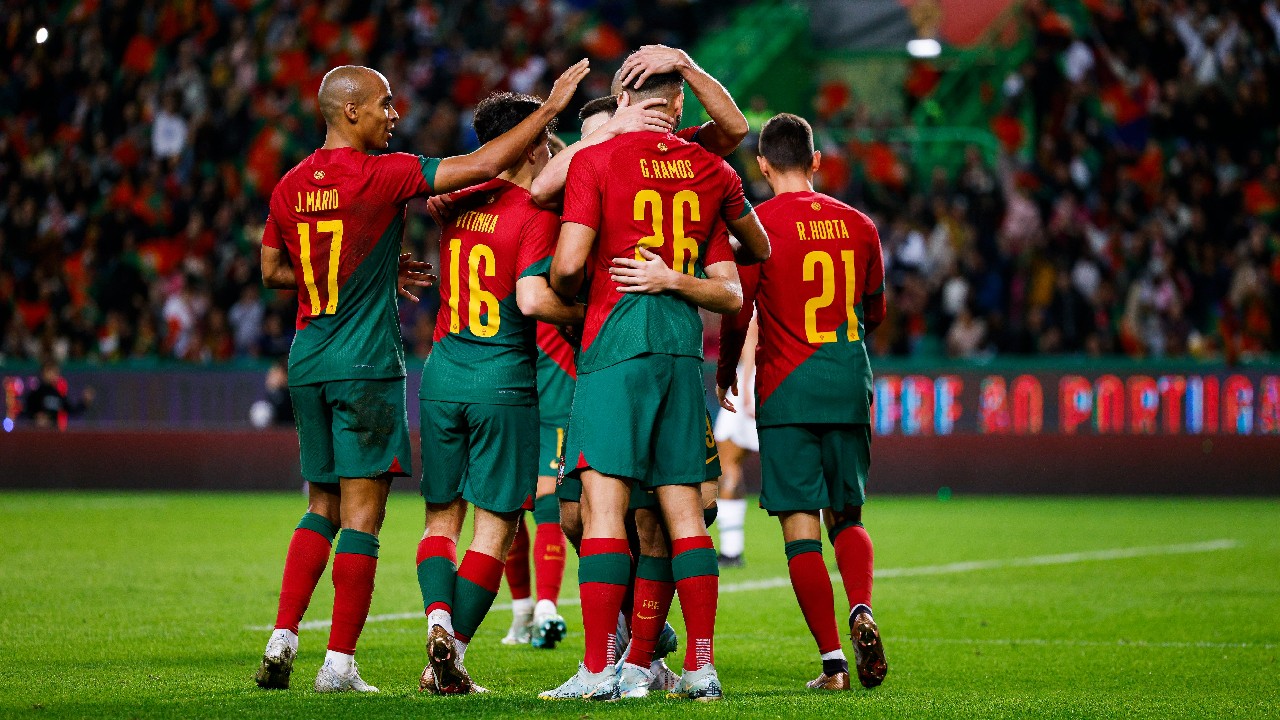 Jogadores de Portugal comemoram um dos gols contra a Nigéria.