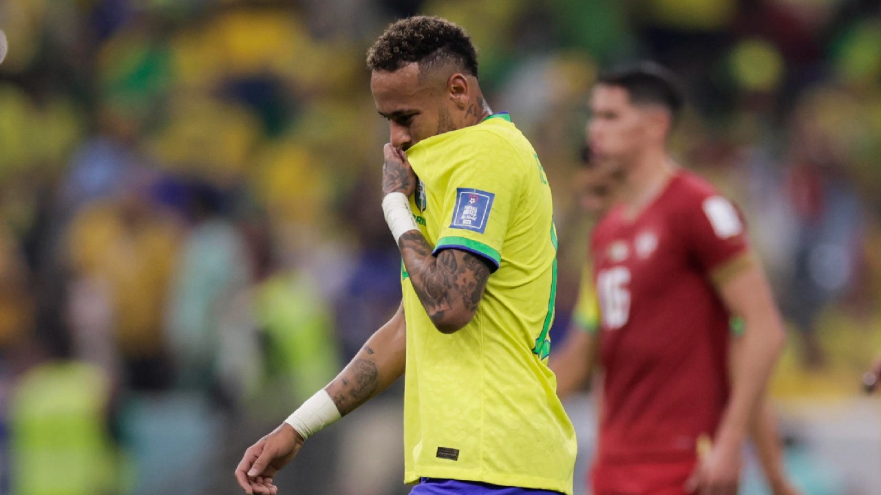 Neymar chorou bastante ao sair do jogo.