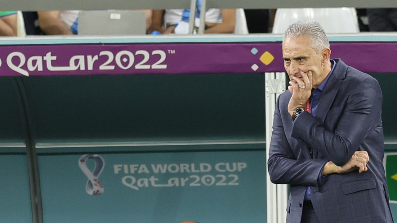 Tite em ação pela seleção brasileira no Catar.