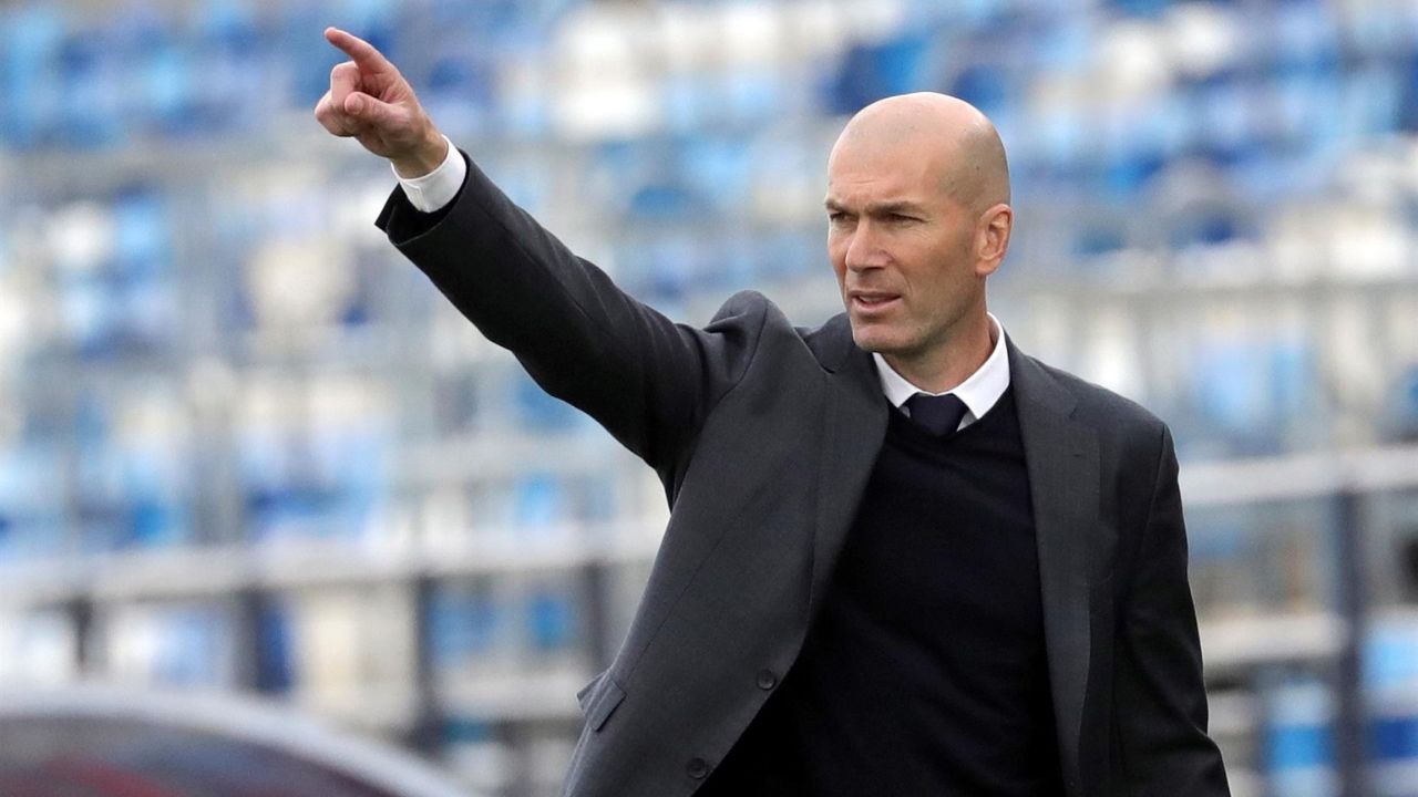 Zidane em ação à beira do campo, como técnico.