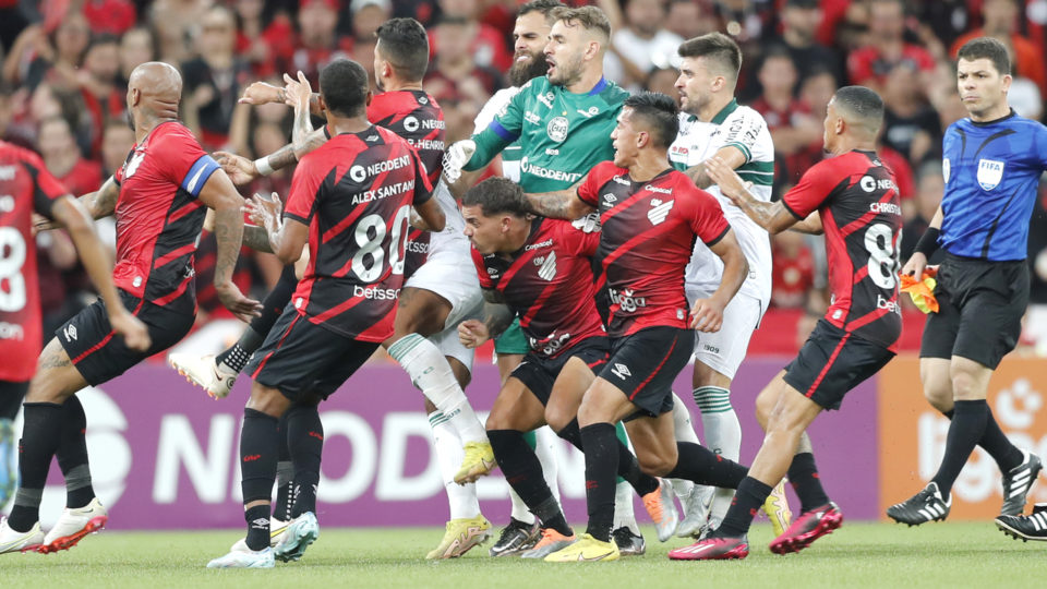 Jogadores de Athletico e Coritiba ficam em silêncio em depoimento