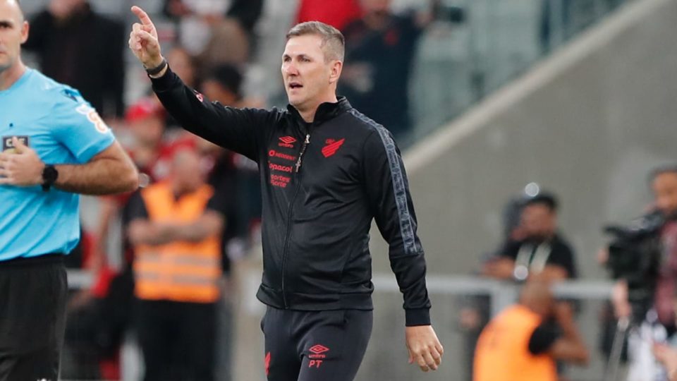 Turra Após sair do Athletico, Paulo Turra assume o comando do Santos