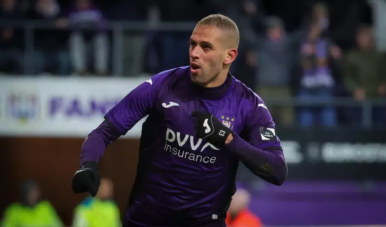 Islam Slimani vai defender o Coritiba.