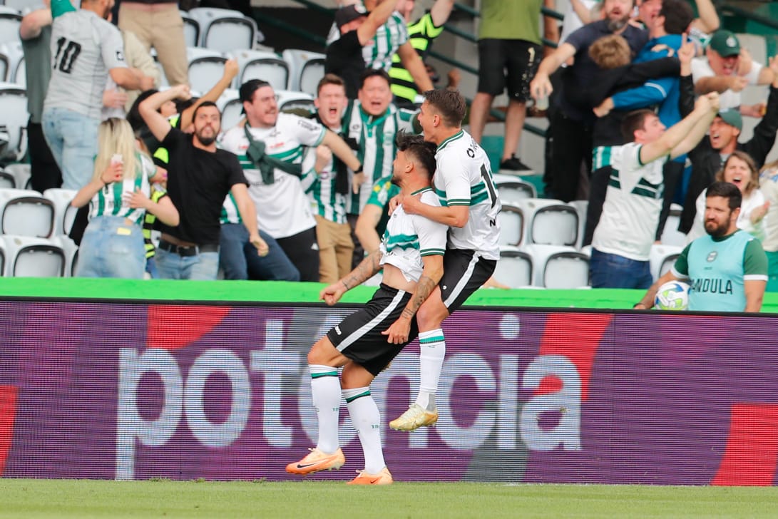 Victor Luis comemora gol no Atletiba.