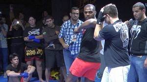 Jon Jones dá aula em academia de Curitiba