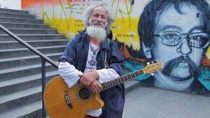 Plá: o músico das ruas de Curitiba conta sua história.
