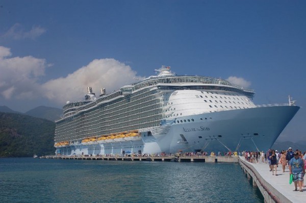 Site brasileiro permite consultar e comparar cruzeiros em todo mundo Allure of the Seas, o maior navio do mundo.