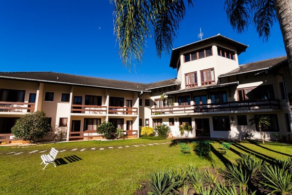 A 20 km de Curitiba, o hotel fica em Colombo e oferece o contato com a natureza por meio de caminhadas, pescaria e redes para relaxar. Há também campo de futebol, quadra de vôlei e mini-golf para jogar com os amigos. As crianças têm espaço garantido: salas de jogos e playground. Se quiser programar para passar o dia das mães (de 8 a 10 de março), a estância tem programação exclusiva: jantar com comidas típicas de cada região do Brasil, almoço especial no dia das mães, workshop de dança de salão, oficina culinária, atividades com equipe de recreação, além de saunas e piscina aquecida. As diárias custam a partir de R$ 395 em apartamento duplo para duas pessoas.