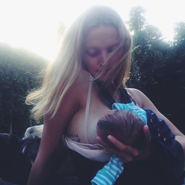 A modelo Amanda Booth com o Micah: amor pelas lentes passado de mãe para filho. Foto: Reprodução/Facebook A modelo Amanda Booth com o Micah: amor pelas lentes passado de mãe para filho. Foto: Reprodução/Facebook
