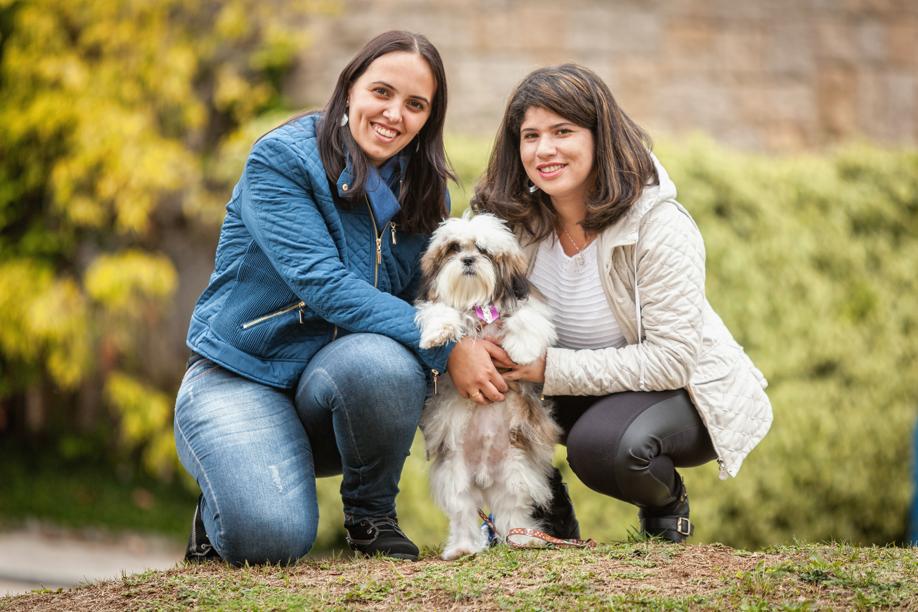 Rafaella Paes (à esq.) e Ana Cláudia Neves com o shitzu Cusco: tratamento com células-tronco está recuperando o pet que sofre de má formação dos rins. Rafaella Paes (à esq.) e Ana Cláudia Neves com o shitzu Cusco: tratamento com células-tronco está recuperando o pet que sofre de má formação dos rins.