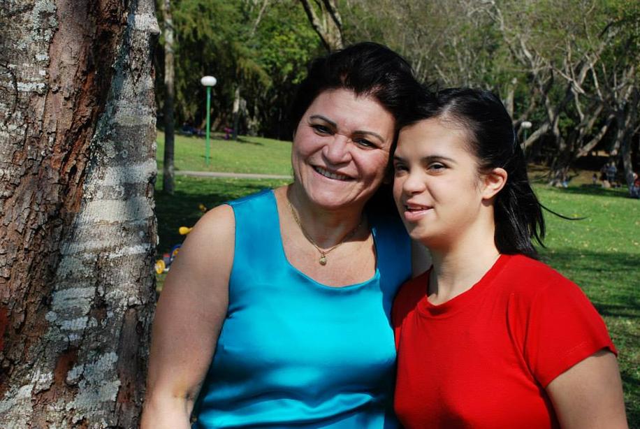 A advogada Marlene Dias Moura, 62 anos, com a filha Mayara, 28 anos: a mãe, que é presidente da Associação Reviver Down, usa sua experiência de vida para ajudar outras famílias sem informações sobre a síndrome. Fernando Zequinão/Gazeta do Povo. A advogada Marlene Dias Moura, 62 anos, com a filha Mayara, 28 anos: a mãe, que é presidente da Associação Reviver Down, usa sua experiência de vida para ajudar outras famílias sem informações sobre a síndrome. Fernando Zequinão/Gazeta do Povo.