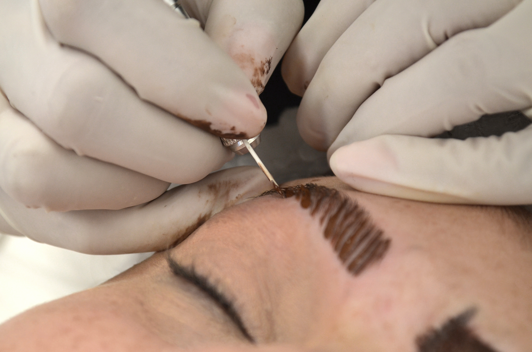 O que é microblanding? A nova técnica promete deixar as sobrancelhas com um ar mais natural O que é microblanding? A nova técnica promete deixar as sobrancelhas com um ar mais natural