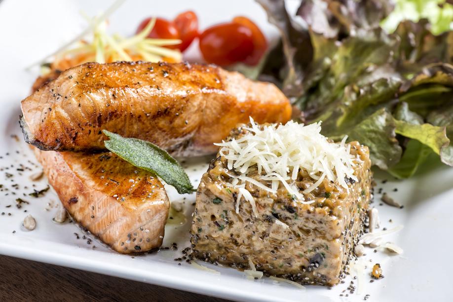 Risoto integral de funghi com salmão, da Cia Athletica. Foto: Letícia Akemi / Gazeta do Povo