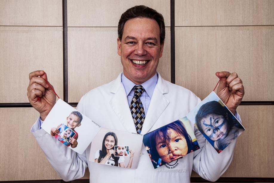 O cirurgião plástico Marco Aurélio Gamborgi mostra fotos de crianças com lábio leporino atendidas por ele na ONG Operação Sorriso. Foto: André Rodrigues/Gazeta do Povo / As fotos das crianças foram feitas por Paulo Fabre/Operação Sorriso O cirurgião plástico Marco Aurélio Gamborgi mostra fotos de crianças com lábio leporino atendidas por ele na ONG Operação Sorriso. Foto: André Rodrigues/Gazeta do Povo / As fotos das crianças foram feitas por Paulo Fabre/Operação Sorriso