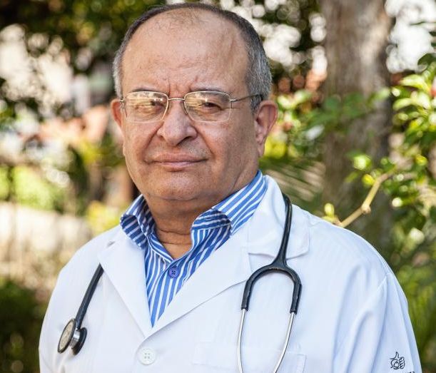 O geriatra Maurílio José Pinto vê como missão de vida cuidar dos idosos através de sua fundação. Foto: Fernando Zequinão / Gazeta do Povo O geriatra Maurílio José Pinto vê como missão de vida cuidar dos idosos através de sua fundação. Foto: Fernando Zequinão / Gazeta do Povo
