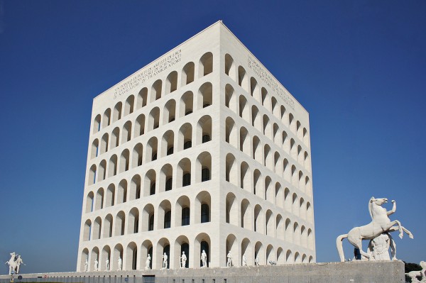 Fendi abre exposição no “Coliseu Quadrado” de Mussolini em Roma O Palazzo Della Civiltà Italiana, conhecido como o "coliseu quadrado" (por conta da sua arquitetura), foi construído por ordem do ditador Benito Mussolini, na década de 1930.