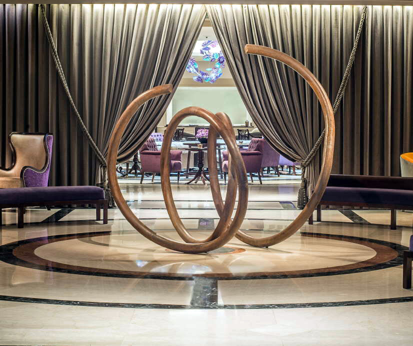 O lobby do Brick Hotel ganhou móveis de design e peças de arte contemporânea.