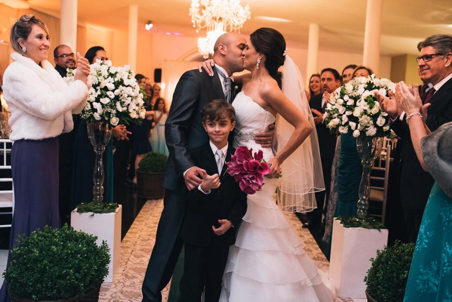 O casal e o filho Bruno, que foi o pajem da celebração. Foto: Libélula Fotografia.