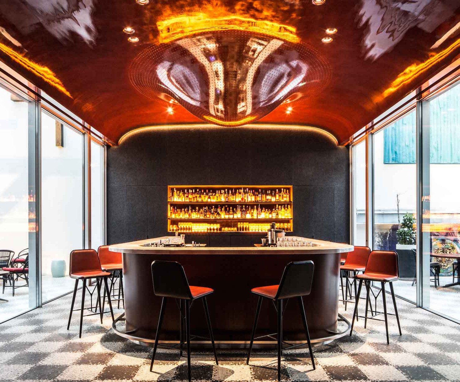 A decoração do bar é impactante por conta da laca bordô no teto que dá a sensação de gotas d'água pigando do alto.