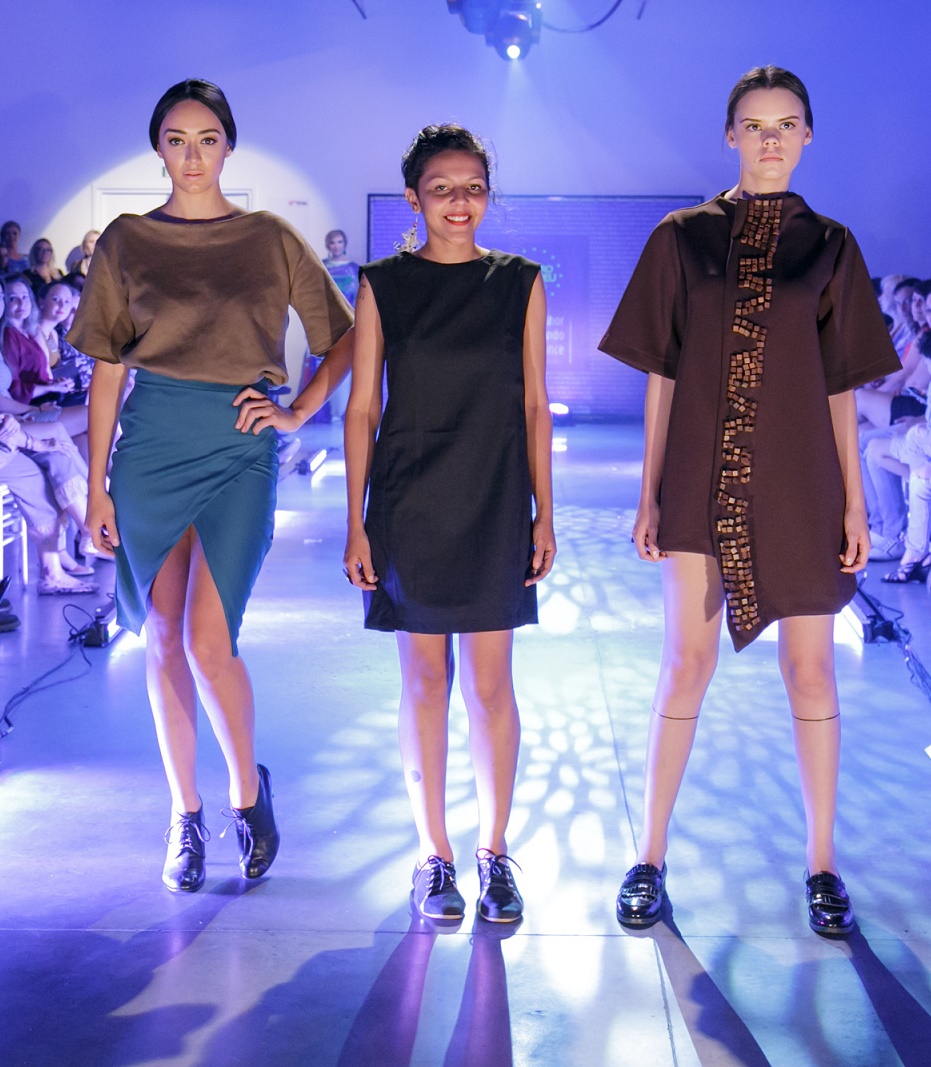 A designer Kathariny Belchior entre suas modelos.