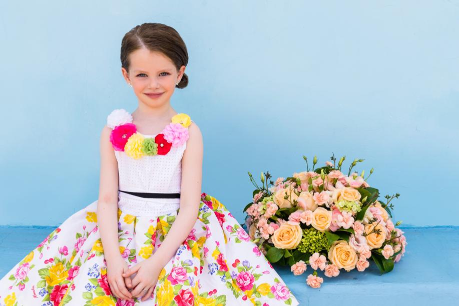 Jardim florido - As flores também acompanham os looks mais formais, como neste vestido com aplicações de flores da Monnalisa, R$ 639. Fotos: Henrique Molina/ Citrus Produções Divertidas