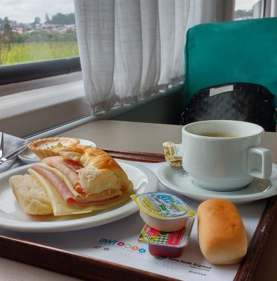 Durante a viagem, os passageiros podem saborear espumante e um café da manhã.
Durante a viagem, os passageiros podem saborear espumante e um café da manhã.
