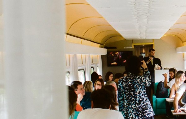 Espumante e outros mimos a bordo do novo trem de luxo do Paraná O Vagão Curitiba leva os turistas pela famosa paisagem da Serra do Mar até Morretes.