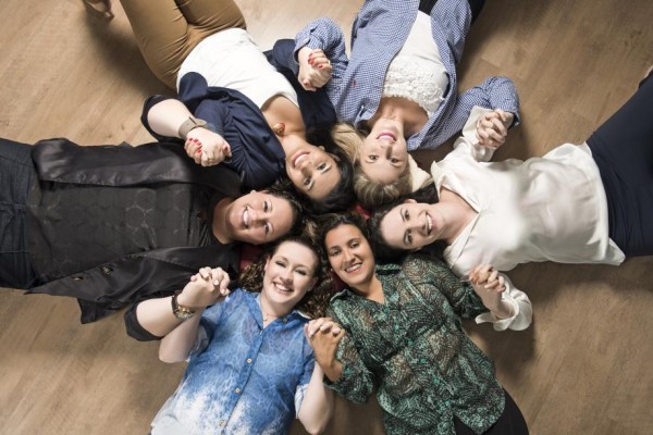 Em sentido horário, a partir da moça de camisa xadrez: Viviane Salatiel, Bruna Ratzke, Milena Figueiredo, Aline Pasqueti Kuss, Antonielle Cunningham e Caroline Atalla. Fotos: Mel Gabardo/Gazeta do Povo