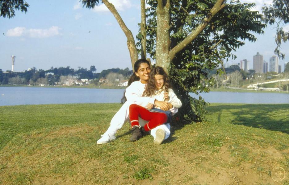 Patrícia França e Carolina Pavanelli em uma gravação no Parque Barigui em 1993. Foto: CEDOC/TV Globo 