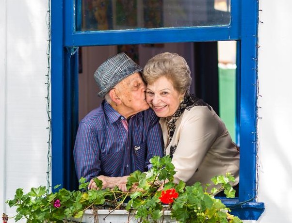 Adolpho Brandão, 87 anos, e Edna Brandão, 76 anos: casados há 58 anos e o mesmo brilho no olhar do primeiro encontro.  