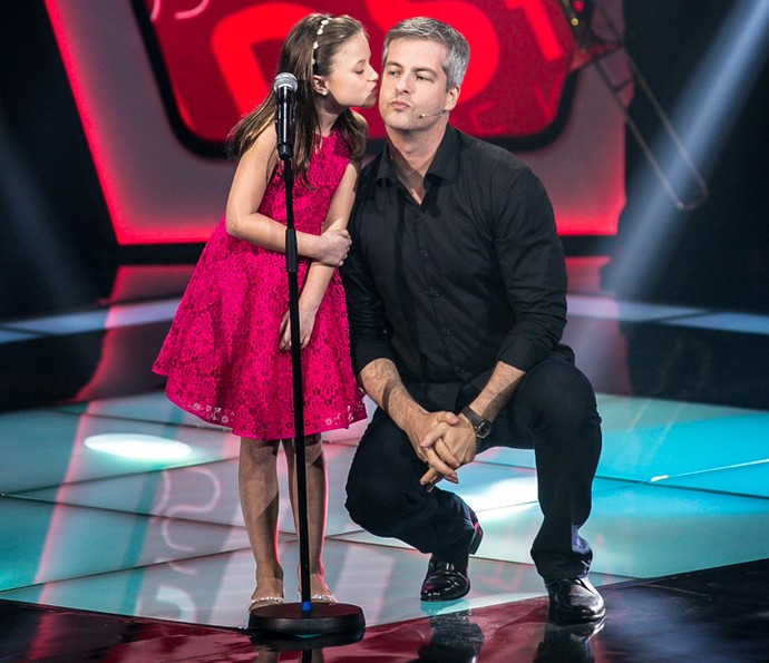 Rafa Gomes dá beijinho em Victor, que não quis ficar para trás. (Foto: Isabella Pinheiro/Gshow) Rafa Gomes dá beijinho em Victor, que não quis ficar para trás. (Foto: Isabella Pinheiro/Gshow)