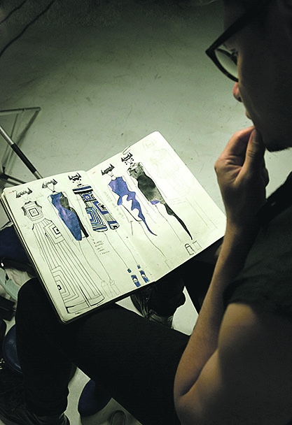 O criador e os seus croquis.
Foto: Daniel Katz O criador e os seus croquis.
Foto: Daniel Katz