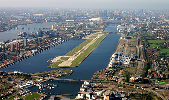 O London City Airport  está localizado na região leste da capital inglesa, mais precisamente em Docklands, pertinho da arena de eventos O2 (ao fundo, com cúpula branca).