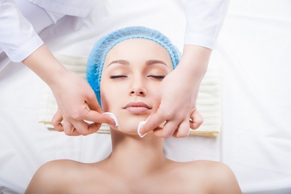 Toxina botulínica no combate à acne e rosácea (Foto: Bigstock)