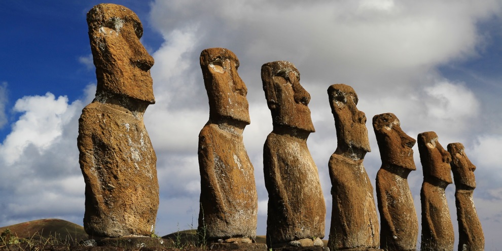 As gigantescas estátulas, denominadas moais, são uns dos mistérios da Ilha da Páscoa. As gigantescas estátulas, denominadas moais, são uns dos mistérios da Ilha da Páscoa.