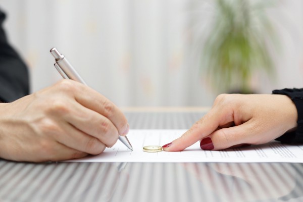 Mulheres pedem mais divórcio que os homens, diz pesquisa dos EUA Na hora da separação, elas lideram o pedido. Foto: Bigstock