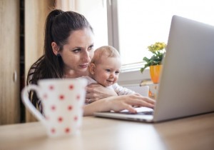Programa em Curitiba para mamães que querem conciliar casa e trabalho Dar a mesma atenção para a família e para o emprego não é tarefa fácil (Foto: Bigstock)