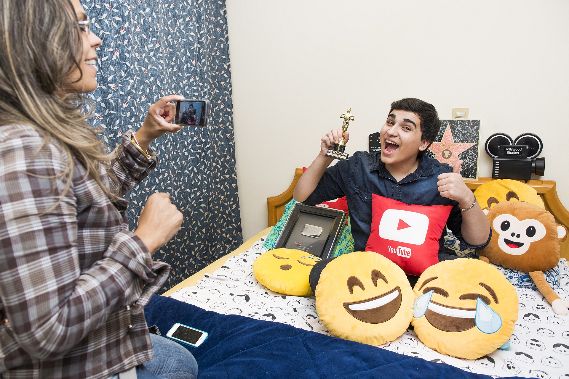 Felipe Calixto, de 15 anos, criou seu primeiro canal com 11 anos e tem ajuda da mãe, Letícia. (Foto:Letícia Akemi/Gazeta do Povo)