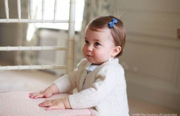 Família real do Reino Unido divulgou fotos da princesa Charlotte. Foto: AFP.