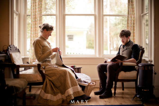 Sarah e Gabriel Chrisman vivem como se estivessem na era Vitoriana. Foto Reprodução This Victorian Life cortesia de Estar Hyo-Gyung Choi, Mary Studio Sarah e Gabriel Chrisman vivem como se estivessem na era Vitoriana. Foto Reprodução This Victorian Life cortesia de Estar Hyo-Gyung Choi, Mary Studio