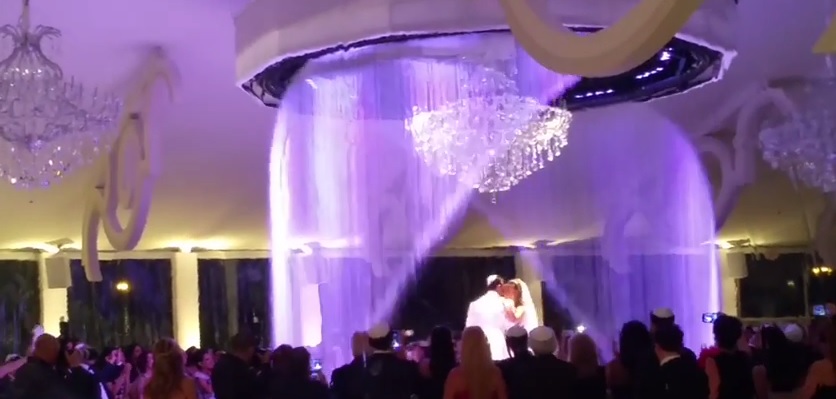 O casal Lauren e Johnny tiveram uma atração especial no casamento: uma cascata de água (Foto: Reprodução Youtube)
