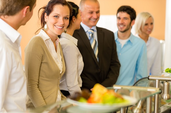 Na fila do buffet dê preferência às frutas. Foto: Bigstock