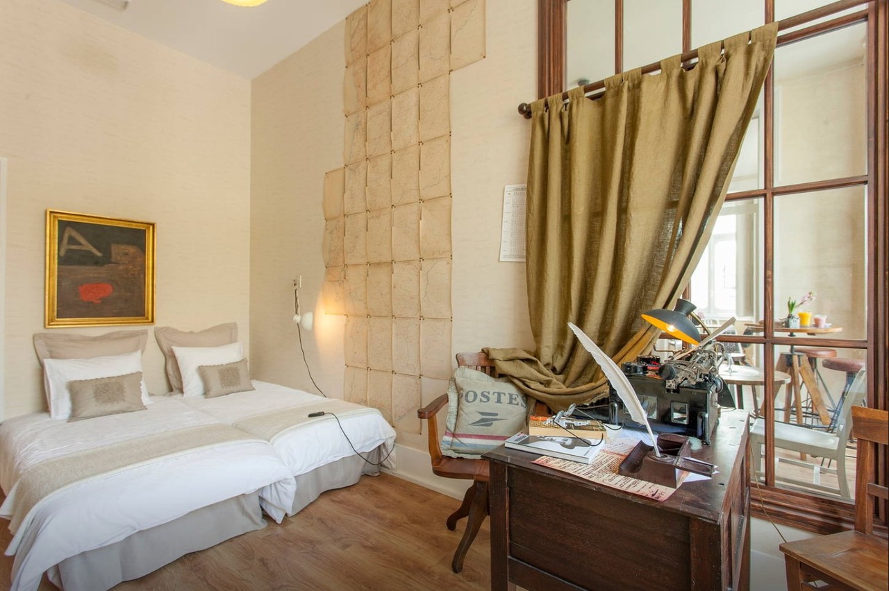 O quarto tem uma decoração que remete ao início do século 20 e à vida do poeta. Fotos: Divulgação.