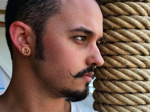 O fotógrafo Henrique Molina conta seus segredos para deixar o bigode no lugar durante todo o dia. Foto: arquivo pessoal. O fotógrafo Henrique Molina conta seus segredos para deixar o bigode no lugar durante todo o dia. Foto: arquivo pessoal.