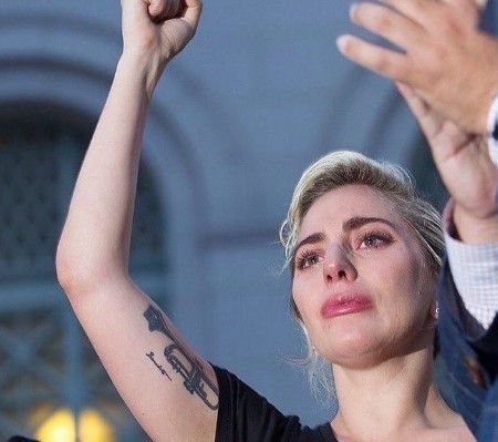 Em seu Instagram, a cantora comentou "Nós sempre podemos nos apoiarmos na dor do outro para nos lembrarmos o significado da força" (Foto: reprodução do Instagram) Em seu Instagram, a cantora comentou "Nós sempre podemos nos apoiarmos na dor do outro para nos lembrarmos o significado da força" (Foto: reprodução do Instagram)
